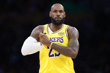 开云体育下载-詹姆斯连续144场季后赛得分上双，NBA历史第五长纪录