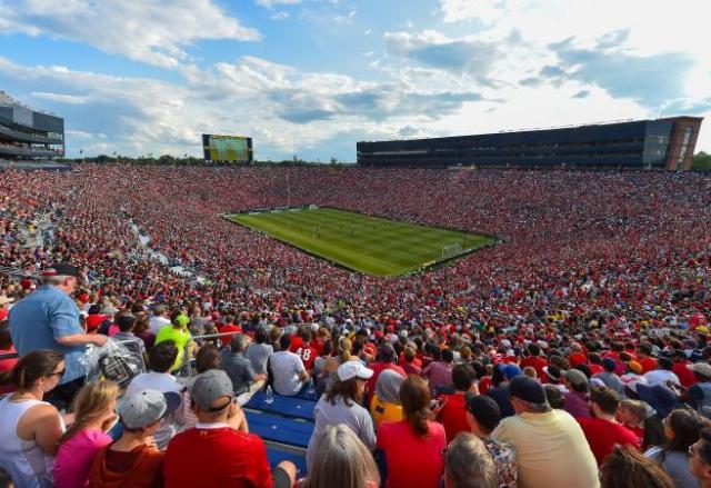 1620876034960024396.jpg a-massive-crowd-watch-liverpool-v-man-utd-in-michigan-1532829520_656x450.jpg